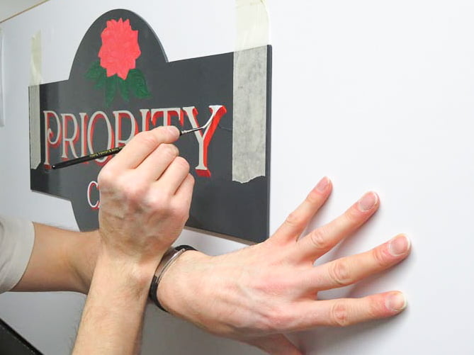 Signwriting a hand lettered sign