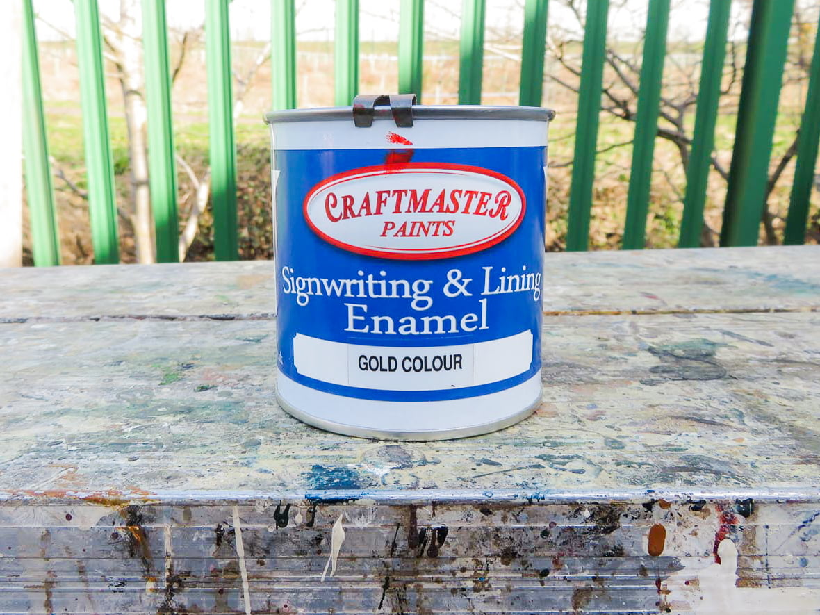 Paints for lettering signs in Dundee